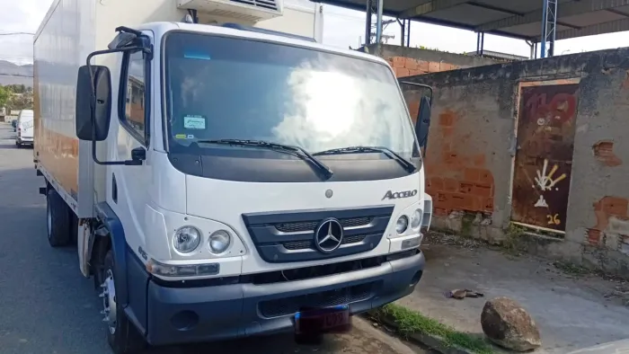 Accelo 815 baú frigorífico