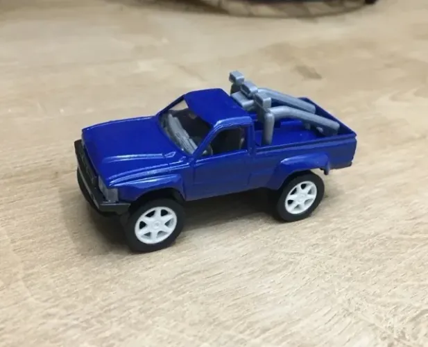 carro Toyota Hilux picape 4x4 azul made in Spain carrinho 1/64 de metal