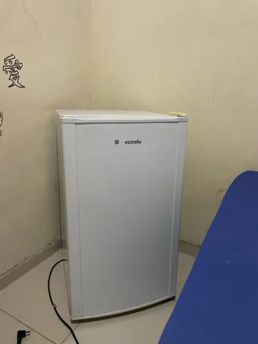 Vendo uma mini geladeira em perfeito estado e conservada