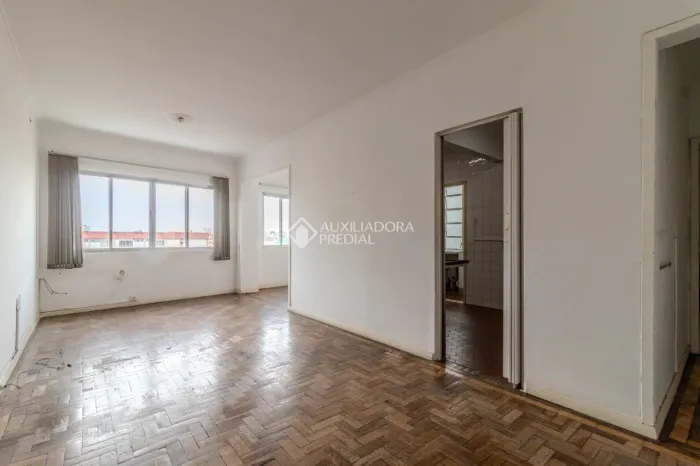 Apartamento à venda no Centro de Porto Alegre - 3 dormitórios, andar alto com elevador.