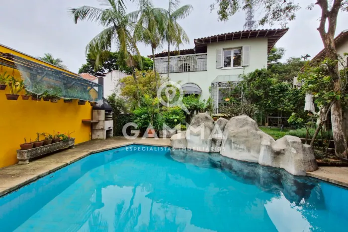 Casa com 4 dormitórios e piscina no Pacaembu em rua tranquila e arborizada.