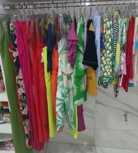 Vendendo lote de mercadoria, roupas , acessórios, brinquedos, bijouterias, unissex