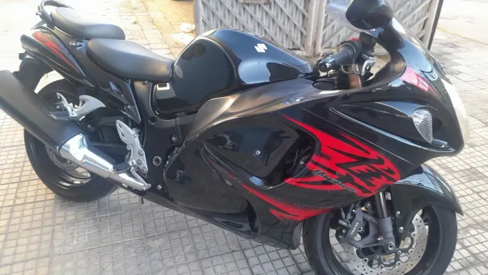 Moto de garagem,sem detalhes.