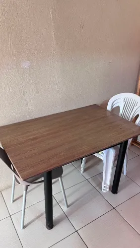 Mesa com pedra de mármore 