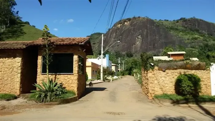 Lote em Condomínio Fechado, com 137 m2 - Condomínio Jardins do Lago - Carangola/MG