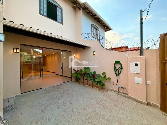Casa à Venda no bairro Letícia, 3 Quartos, Reformada, Espaço Gourmet e 1 Vaga.