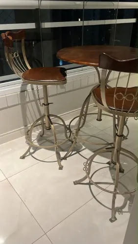 Mesa Bistrô Alta com 4 Banquetas