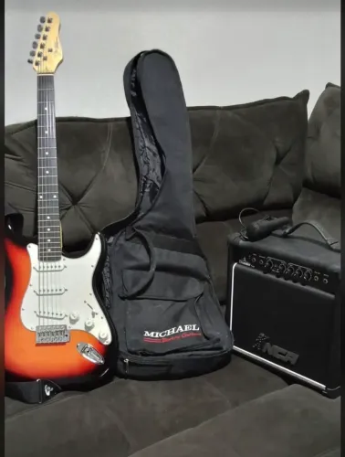 Guitarra, microfone e caixa amplificadora