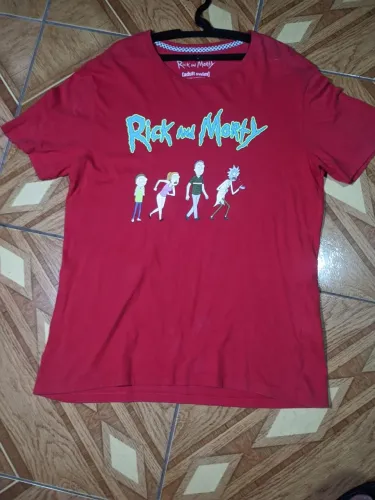 Camisa vermelha do Rick and Morty