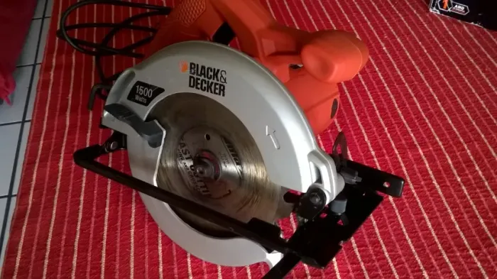Serra Circular Black Decker 1500w quase sem uso