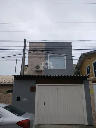 Casa à Venda no Ribeirão da Ilha com 2 Quartos, Churrasqueira e Mobiliário Rústico