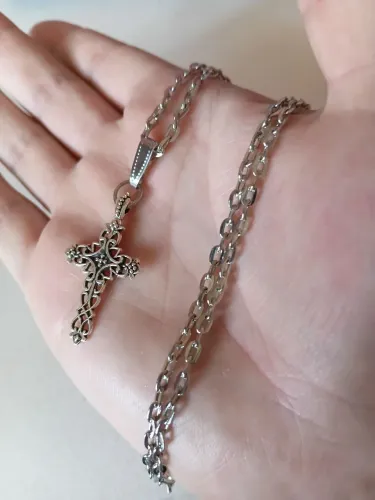 Crucifixo estilo Arabesco Alt-Goth. NOVO. Aço com banho de ródio. 60 cm por 4 mm.