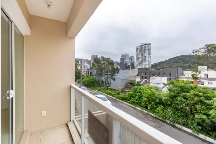 Casa geminada para locação na Praia dos Amores com 3 quartos