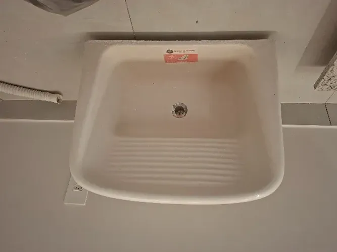 Tanque em louça branca