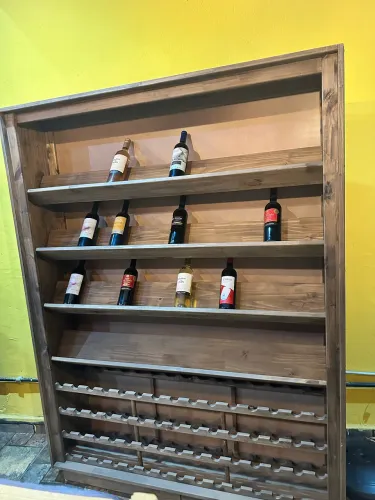 Adega expositora de vinhos e bebidas no geral.