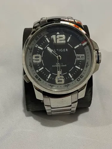 Vendo relógio tommy em perfeito estado