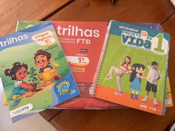 LIVROS TRILHAS 1° ANO
