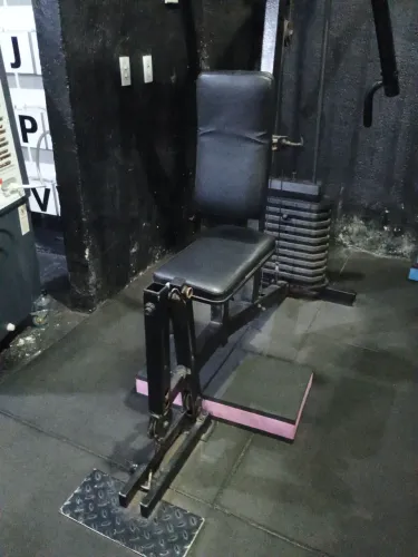 Máquina estação de musculação multi funcional.