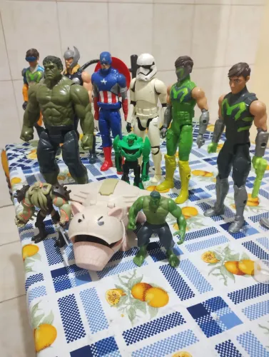 Vendo bonecos de diversos personagens 