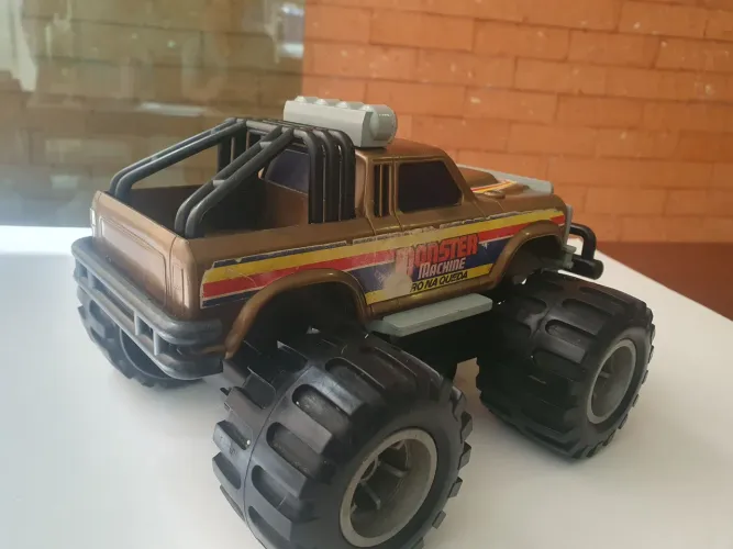 Brinquedo monster machine duro na queda