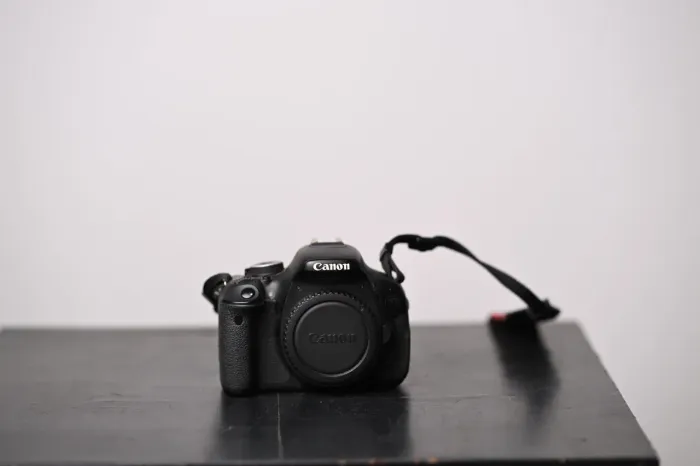 Canon T3i + 2 baterias + 2 carregadores + 1 cartão SD + cabos