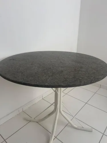 Mesa com pedra de mármore
