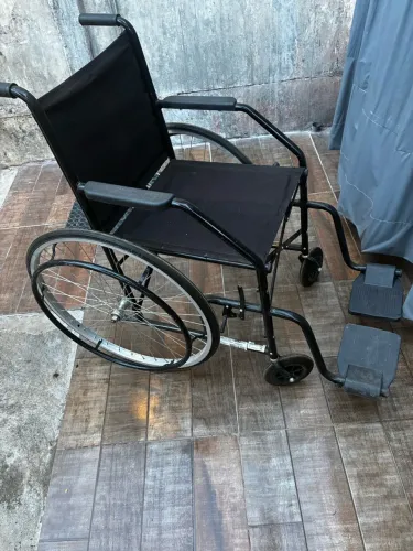 Venda cadeira de roda novinha