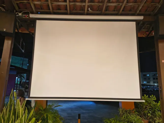 Vendo projetor Epson com tela retrátil de 100 polegadas 