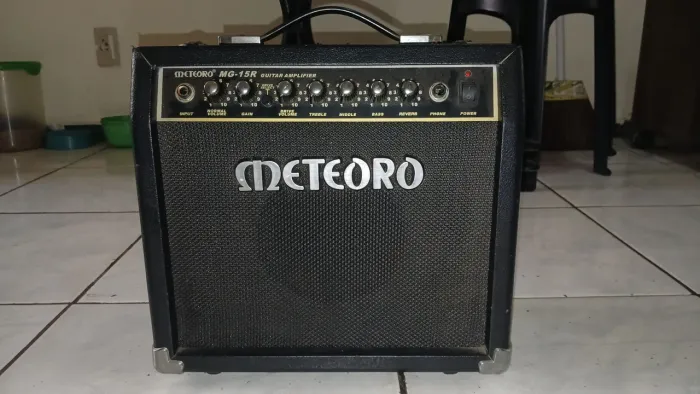 amplificador de guitarra Meteoro MG-15R de 15W