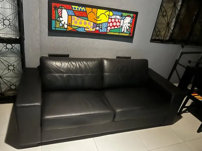 Sofá em couro preto 