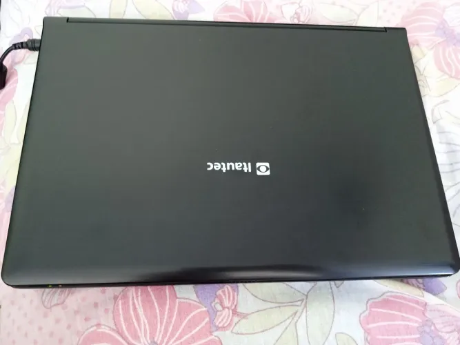 Vendo notebook ITAUTEC com celular junto.