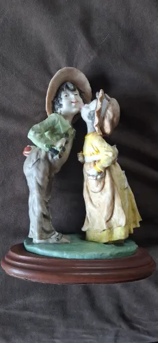Escultura em resina italiana 27 x 20 cm. Giuseppe Armani. Beijo tímido.