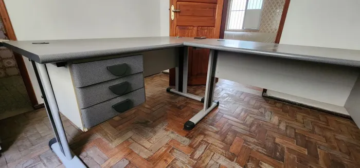 Mesa de Escritório com 3 Gavetas - Muito conservada 