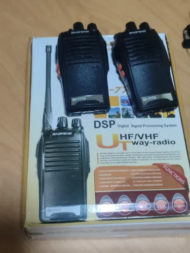 Kit de dois rádios Baofeng Walk Talk 777s com 16 canais e fones Novo