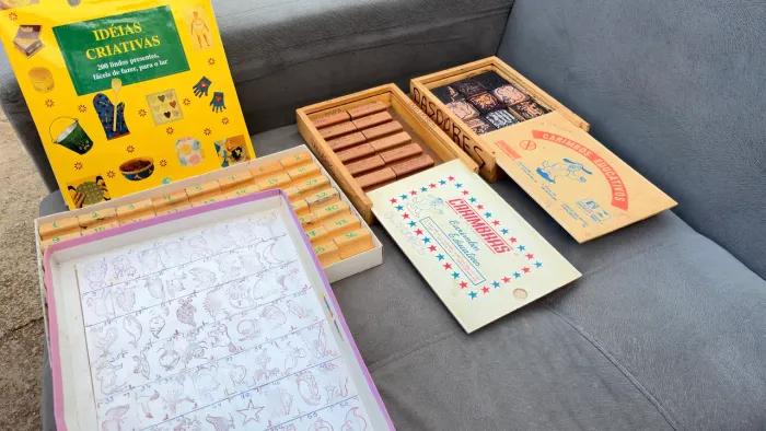 Kit carimbo escolar e livro infantil