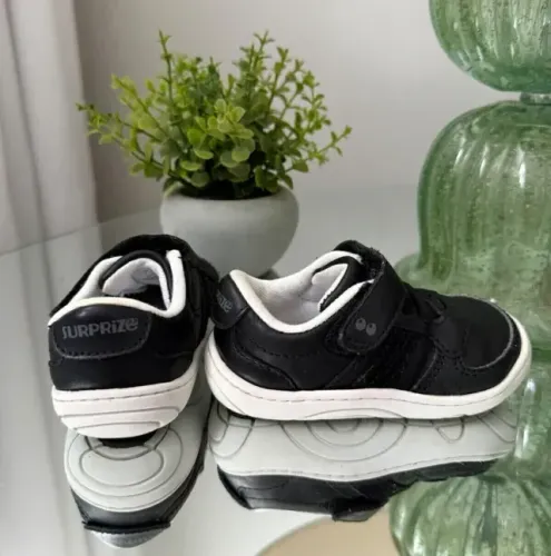 Tenis preto em couro -Surprizee - Tamanho 19