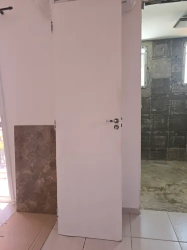 Para vender logo, Porta 2,10x60