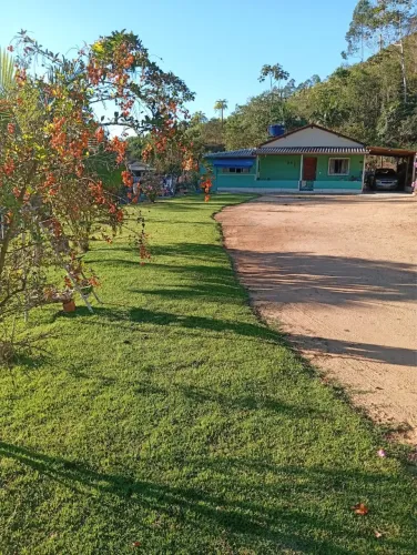 VENDE-SE SÍTIO - 7.500 m² COM DUAS CASAS, POÇO DE PEIXE E POMAR