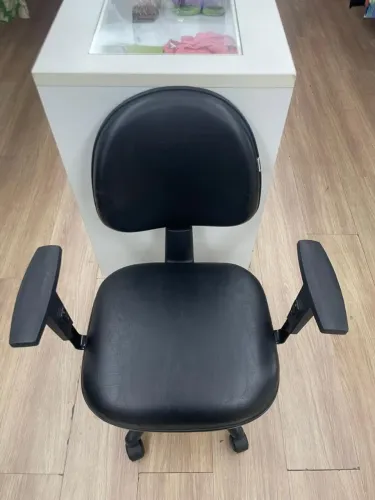 Cadeira de escritório ergonômica regulável.