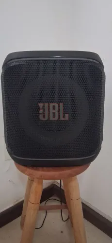 JBL party encore + 2 microfones.