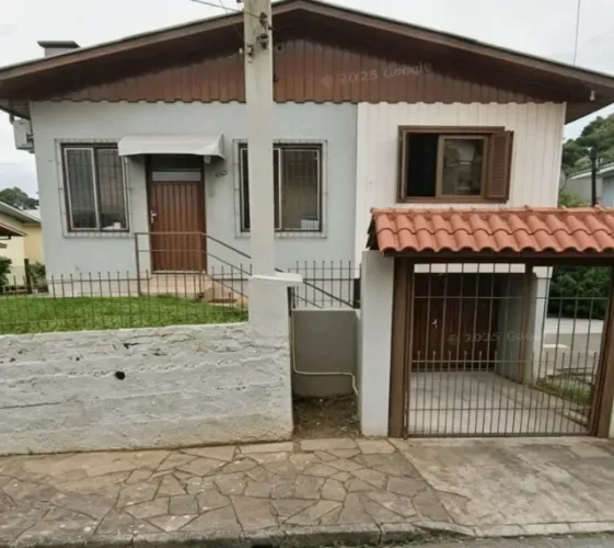 Casa mista, com duas moradias, 4 quartos, sala e cozinha conjugadas garagem