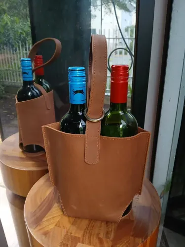 Porta vinhos em couro