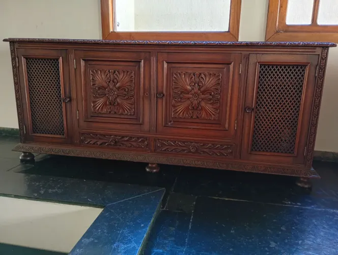 Relíquia Portuguesa 1940 Buffet Aparador em madeira de Lei maciça entalhado a mão