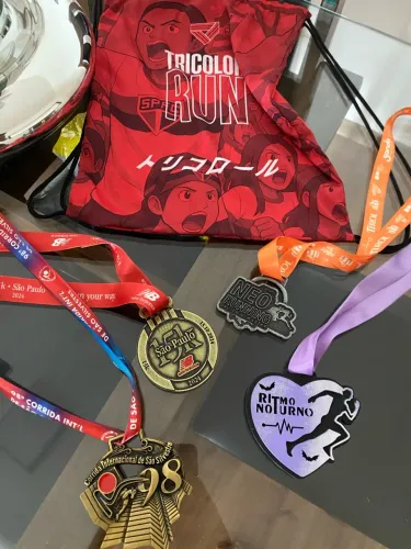 KIT 4 MEDALHAS CORRIDA + Sacochila