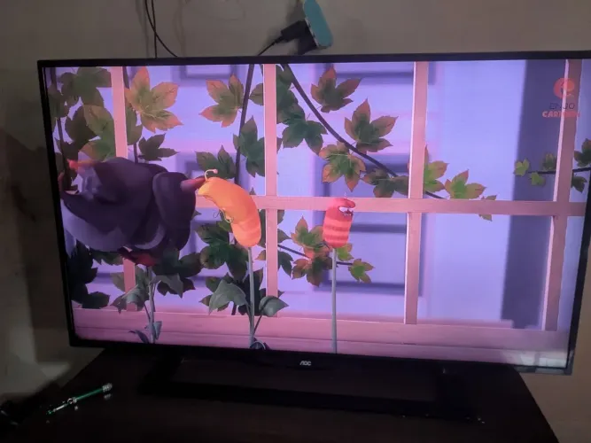 TV AOC 43 polegadas - funcionando - apenas com duas listas fina na parte de de baixo
