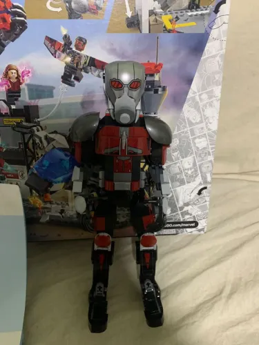 Giant-Man (Homem-Formiga gigante) do set LEGO 76314 Guerra Civil