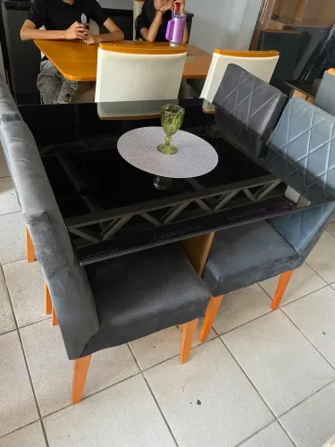Mesa de 4 lugares tampo de vidro 