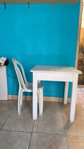 Mesa de madeira com cadeira de plástico 