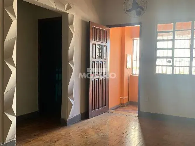 Casa residencial disponível para locação no bairro Osvaldo Rezende.