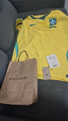 Camisa seleção brasileira Nike e copo vingadores marvel